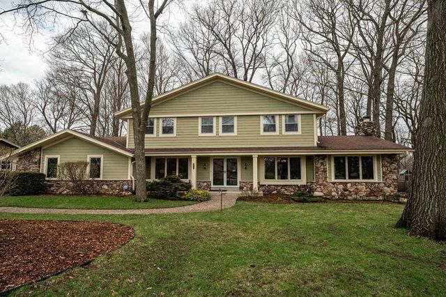 2000 W Woodbury LANE, Glendale, WI 53209