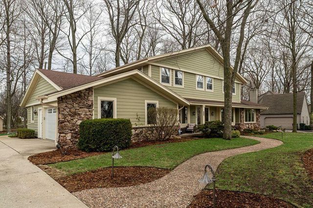 2000 W Woodbury LANE, Glendale, WI 53209