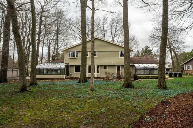 2000 W Woodbury LANE, Glendale, WI 53209
