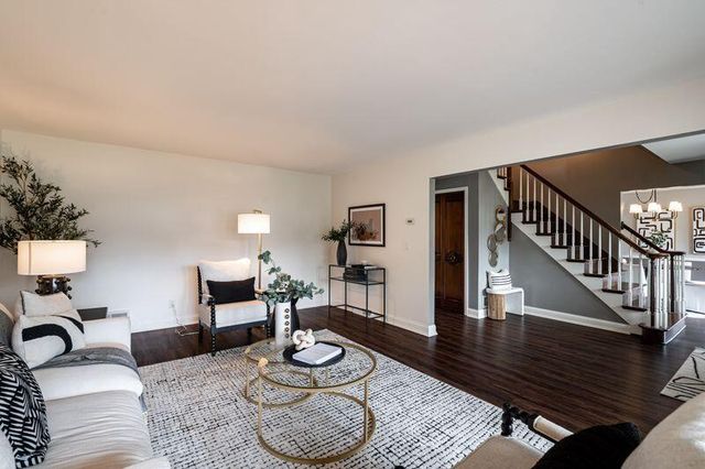 2000 W Woodbury LANE, Glendale, WI 53209