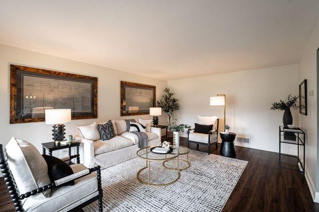 2000 W Woodbury LANE, Glendale, WI 53209