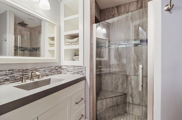 8106 Dellwood Drive, Urbandale, IA 50322