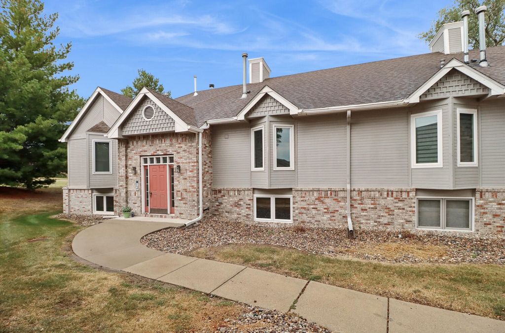 8106 Dellwood Drive, Urbandale, IA 50322