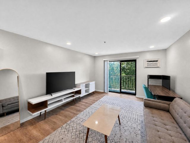 100 Grand View Ave 7B, Quincy, MA 02170