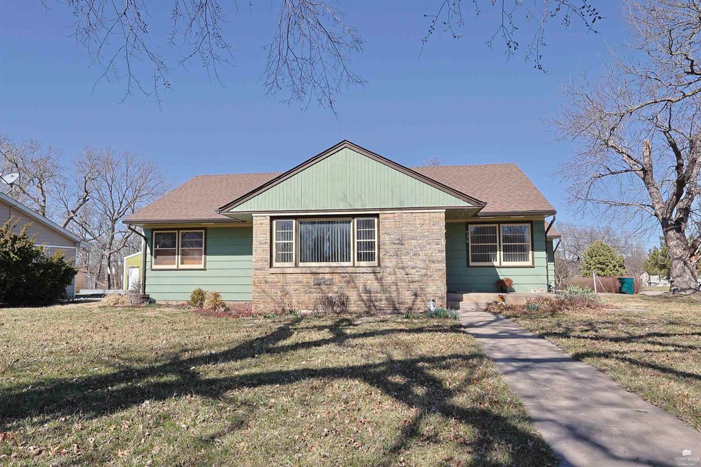 236 E Walnut Street, Waterville, KS 66548