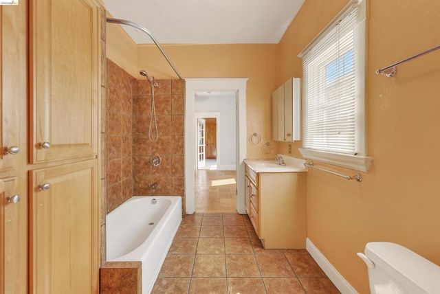 4326 West St, Oakland, CA 94608