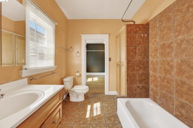 4326 West St, Oakland, CA 94608