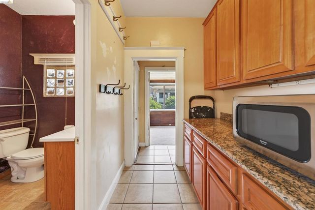 4326 West St, Oakland, CA 94608