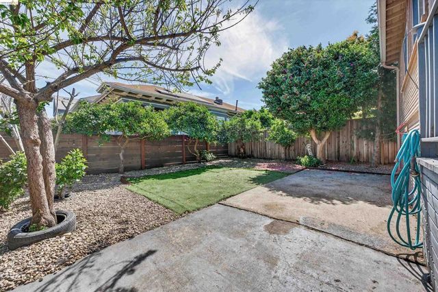 4326 West St, Oakland, CA 94608