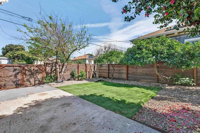 4326 West St, Oakland, CA 94608