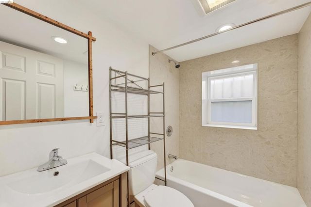 4326 West St, Oakland, CA 94608