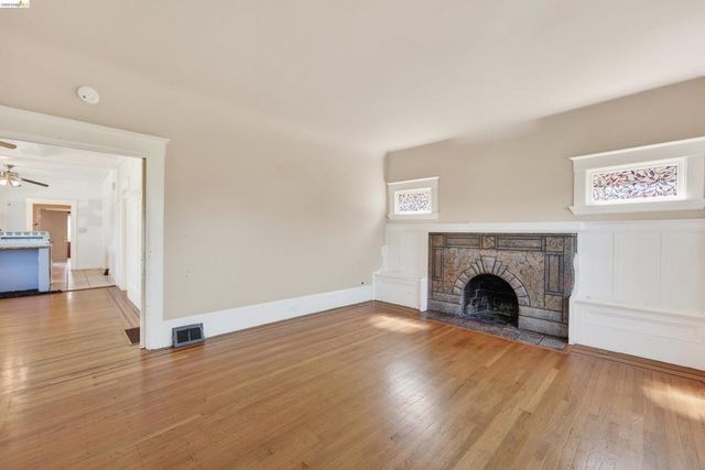 4326 West St, Oakland, CA 94608