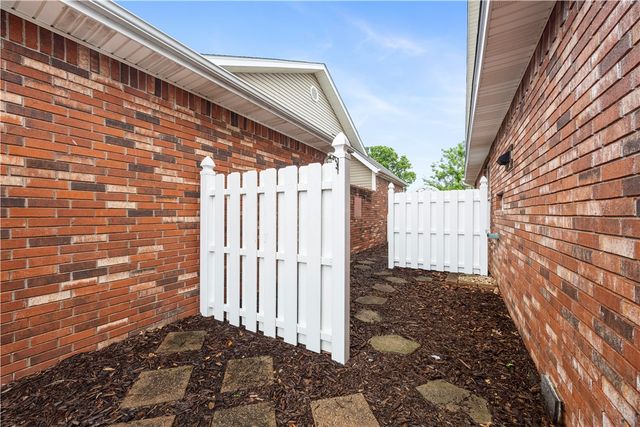 6872 Young Farm Avenue, Springdale, AR 72762
