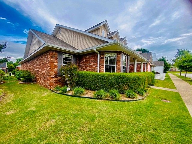 6872 Young Farm Avenue, Springdale, AR 72762