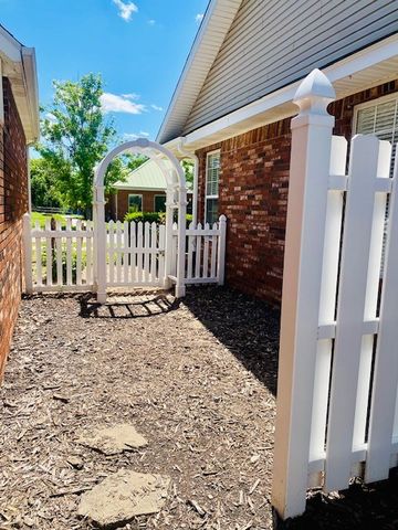 6872 Young Farm Avenue, Springdale, AR 72762