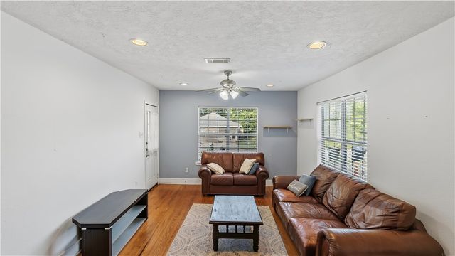 819 Avenue B, College Station, TX 77840