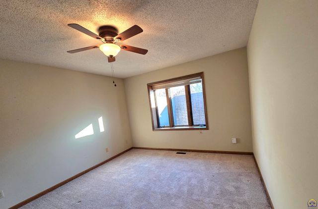 5542 SW Stonegate CT, Topeka, KS 66606