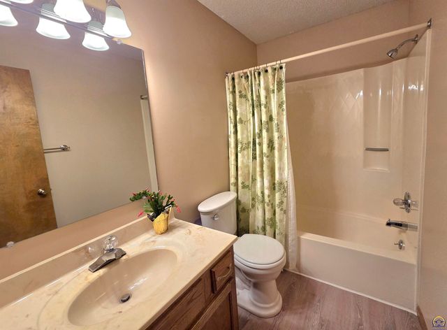 5542 SW Stonegate CT, Topeka, KS 66606