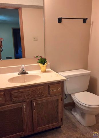 5542 SW Stonegate CT, Topeka, KS 66606