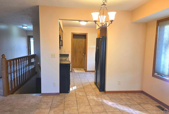 5542 SW Stonegate CT, Topeka, KS 66606