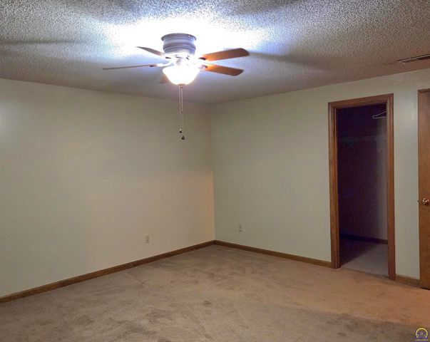 5542 SW Stonegate CT, Topeka, KS 66606