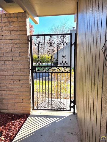 5542 SW Stonegate CT, Topeka, KS 66606