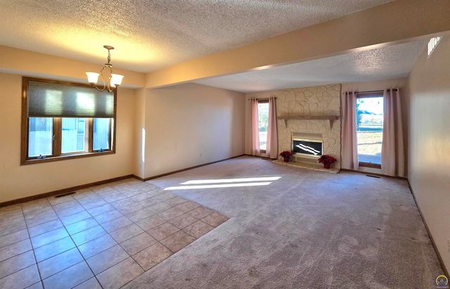 5542 SW Stonegate CT, Topeka, KS 66606