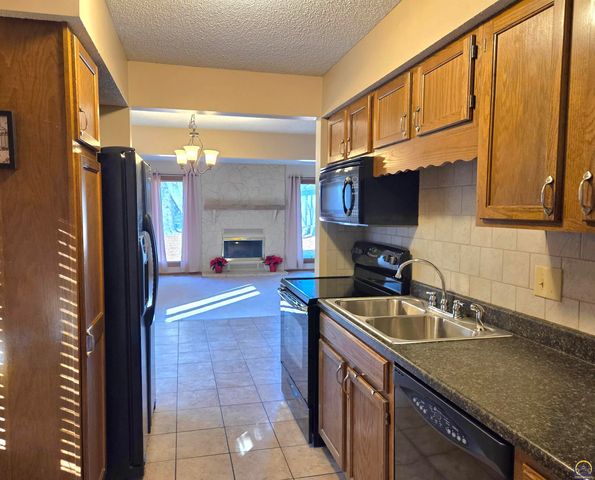 5542 SW Stonegate CT, Topeka, KS 66606