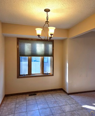 5542 SW Stonegate CT, Topeka, KS 66606