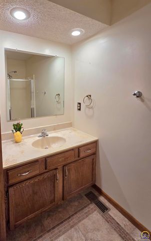 5542 SW Stonegate CT, Topeka, KS 66606