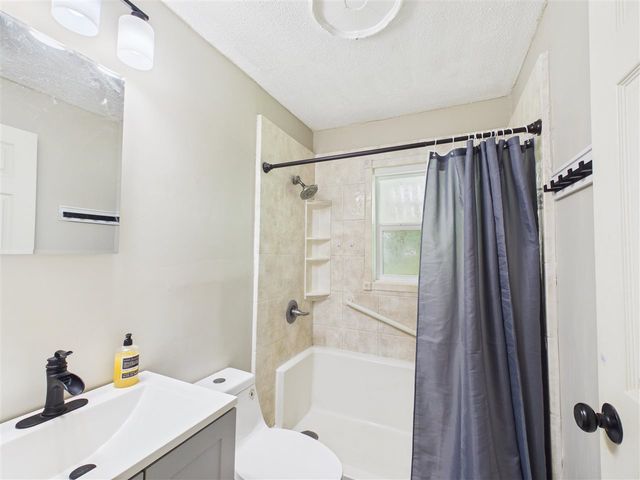 2203 NW 28th St, Lawton, OK 73505