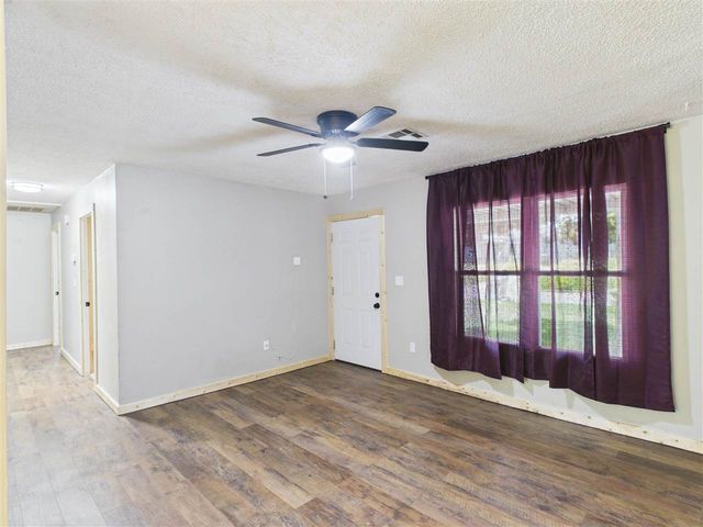 2203 NW 28th St, Lawton, OK 73505
