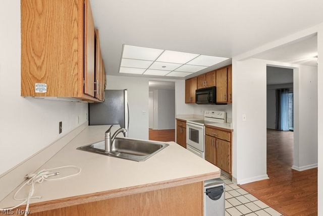 160 Fox Hollow Drive 406, Mayfield Heights, OH 44124