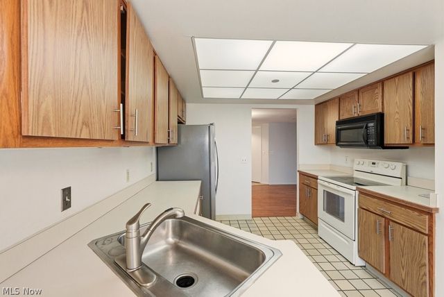 160 Fox Hollow Drive 406, Mayfield Heights, OH 44124