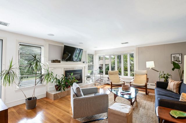 15 Harding St, New Bedford, MA 02740