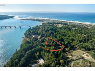 715 Nw HIGHLAND Cir, Waldport, OR 97394