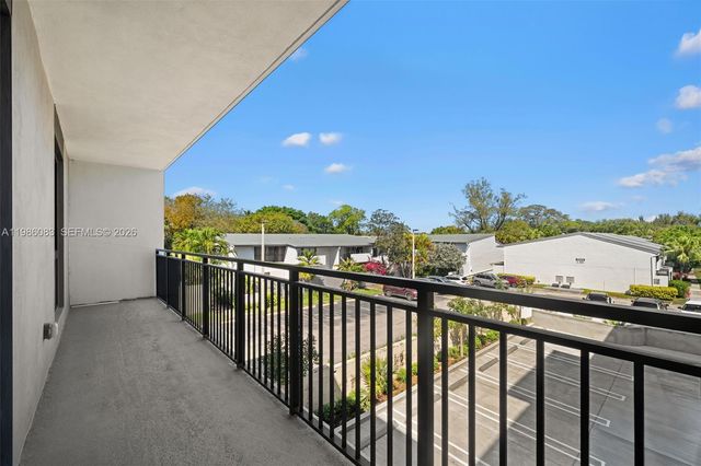 2479 NE 192nd St 208, Miami, FL 33180