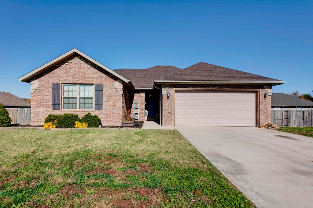 2447 E High Ridge Road, Republic, MO 65738