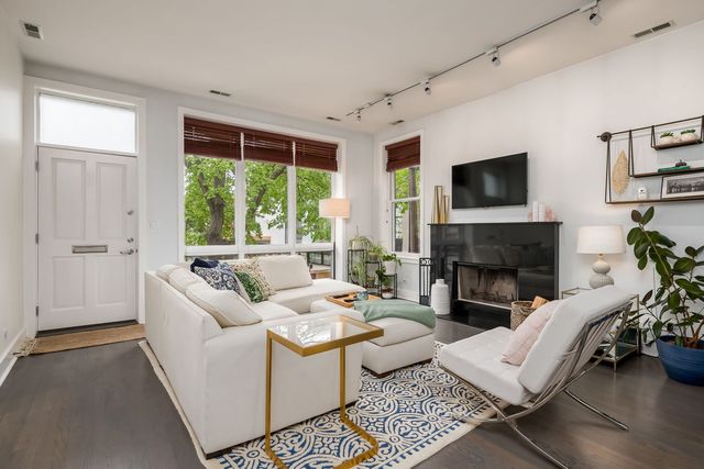 1123 W Chestnut Street 2E, Chicago, IL 60642