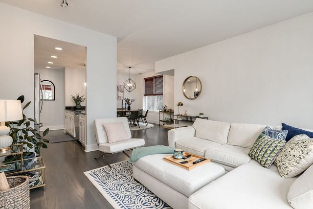 1123 W Chestnut Street 2E, Chicago, IL 60642