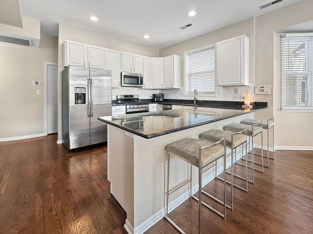 1726 W Diversey Parkway 2E, Chicago, IL 60614