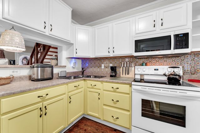 1890 N Douglas Avenue, Springfield, MO 65803