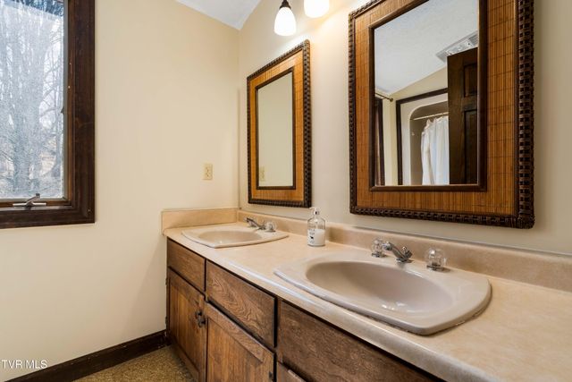 746 Quail Hollow Drive, Elizabethton, TN 37643