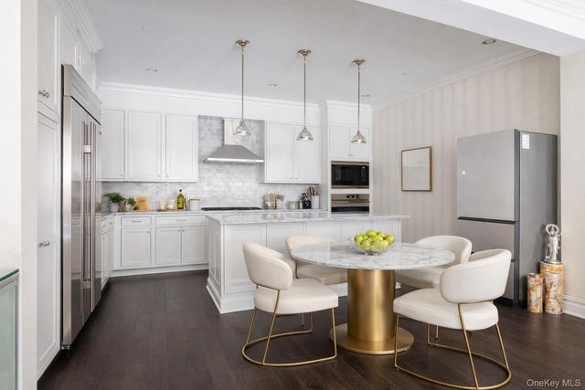 3000 Royal Court 3201, North Hills, NY 11040