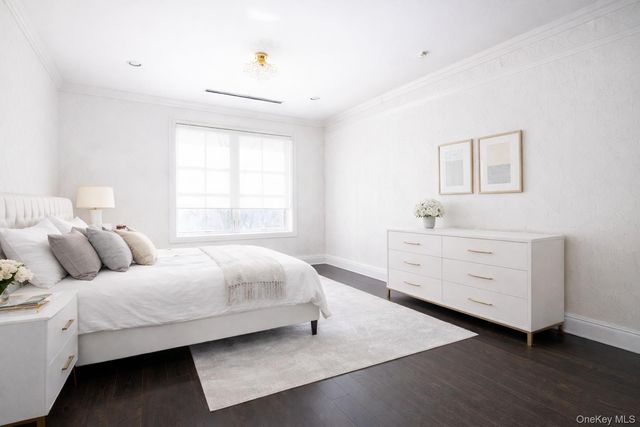 3000 Royal Court 3201, North Hills, NY 11040