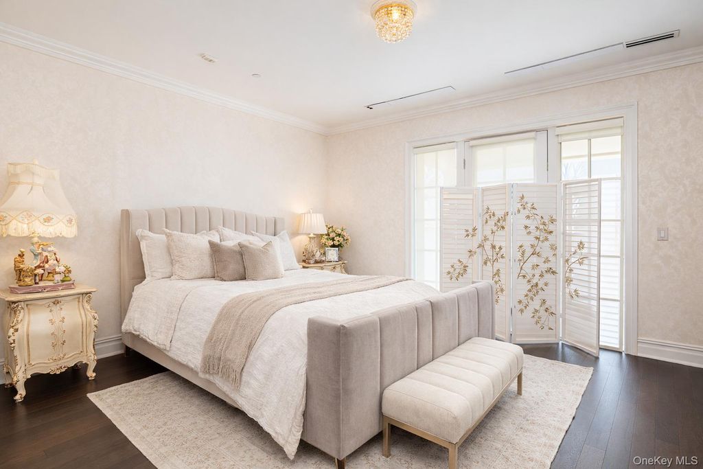 3000 Royal Court 3201, North Hills, NY 11040