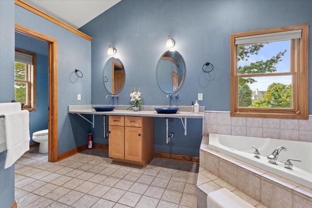 S29W30880 Wild Berry LANE, Waukesha, WI 53188