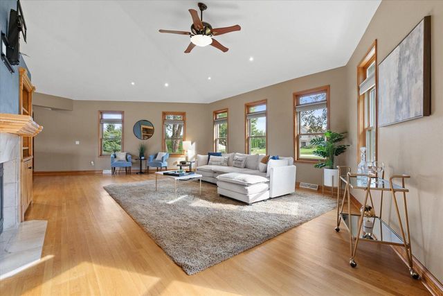 S29W30880 Wild Berry LANE, Waukesha, WI 53188