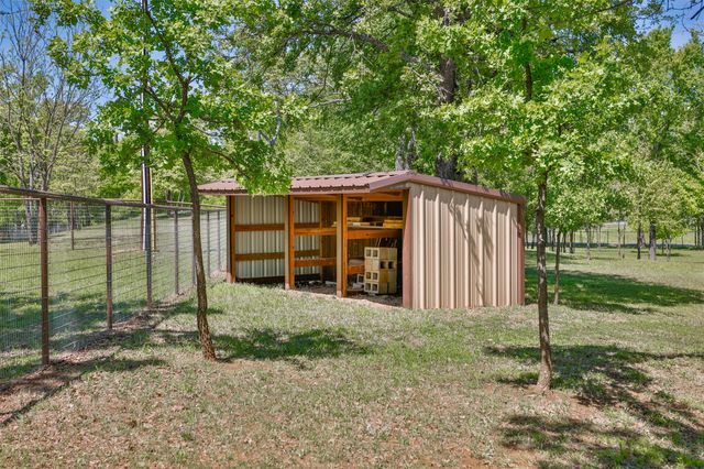 100 Shawnee Trail Road, Whitesboro, TX 76273