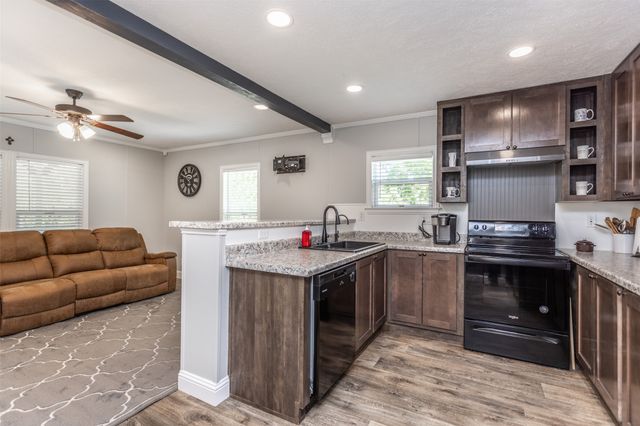 100 Shawnee Trail Road, Whitesboro, TX 76273